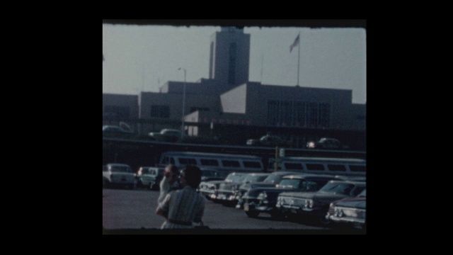 1961年，妈妈和小男孩在机场停车场视频素材