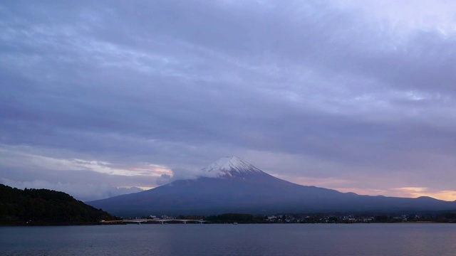 日落时分的富士山和川口湖视频下载