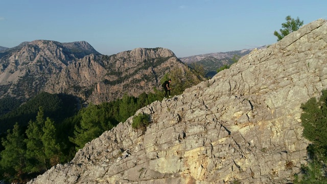 到达山顶的登山者视频素材