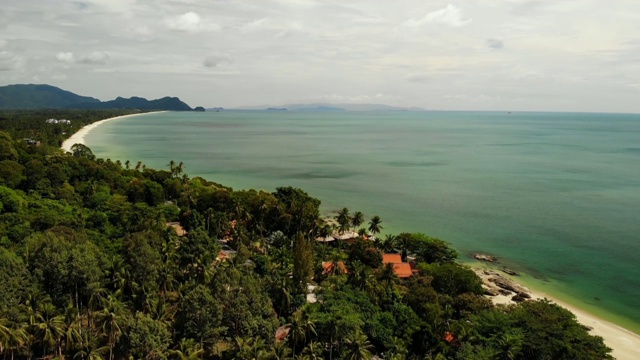 空中美丽的海景，热带白色沙滩，绿松石般的海水。顶部无人机查看异国情调的泰国景观，椰子树，海洋或海岸和山脉。度假、度假、旅游的概念视频素材