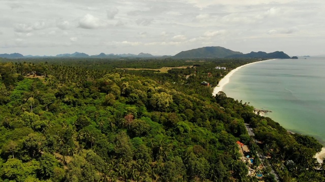 空中美丽的海景，热带白色沙滩，绿松石般的海水。顶部无人机查看异国情调的泰国景观，椰子树，海洋或海岸和山脉。度假、度假、旅游的概念视频素材