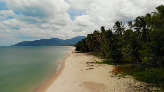 空中美丽的海景，热带白色沙滩，绿松石般的海水。顶部无人机查看异国情调的泰国景观，椰子树，海洋或海岸和山脉。度假、度假、旅游的概念视频素材