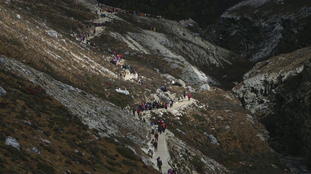 4万游客徒步在亚丁自然保护区的山脊，中国。视频素材