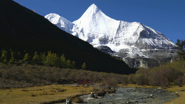 4 k倾斜;中国亚丁自然保护区雪山上的河流。视频素材