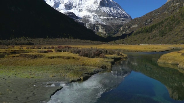 4 k倾斜;中国亚丁自然保护区雪山上的河流。视频素材