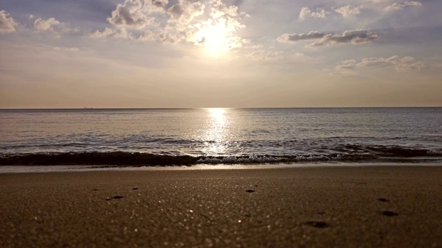 泰国科兰塔热带海滩上的日落海浪视频素材