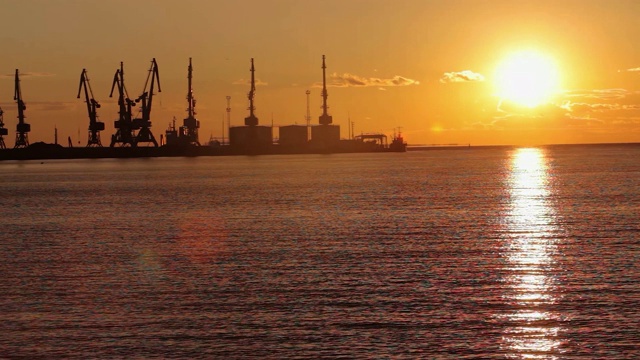 起重机在海港日落，海港附近的海港，美丽的海景，大海港日落视频素材