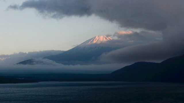 4K变焦在时间推移富士山与日落和云在晚上的湖元苏，山梨县，中部地区，日本-股票视频视频素材