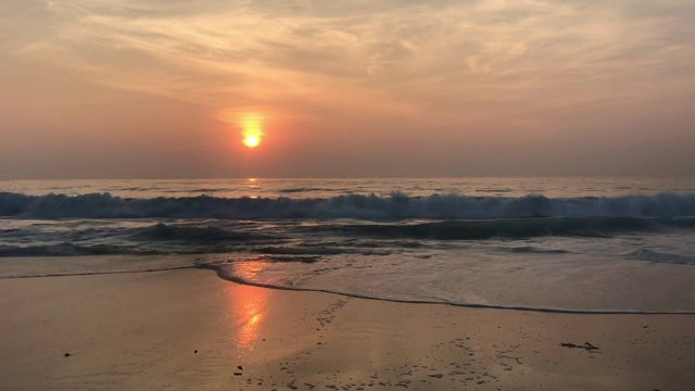 夕阳下的海滩波浪视频素材