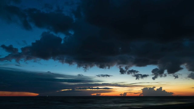 海面上雷电的时间间隔视频素材