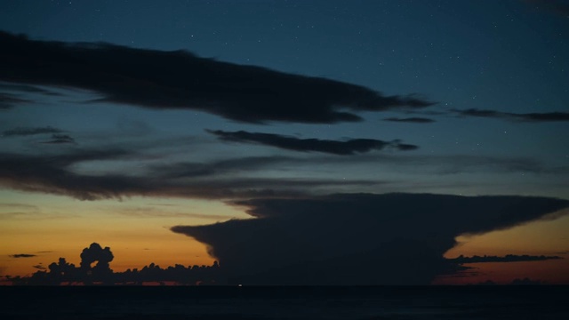 海面上雷电的时间间隔视频素材