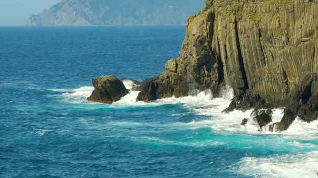 岩石海岸，海浪拍打着岩石，全高清视频素材