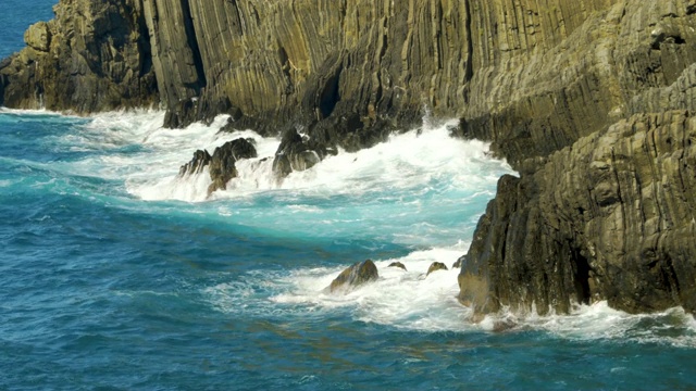 岩石海岸，海浪拍打着岩石，全高清视频素材