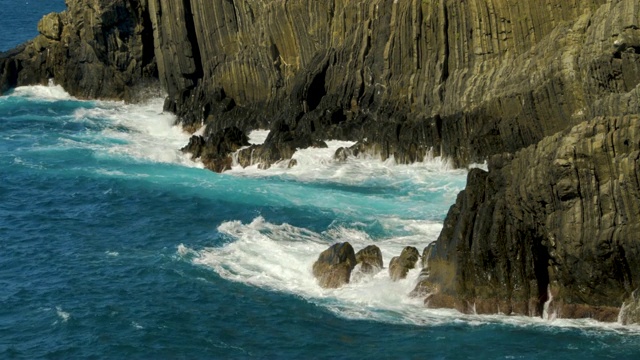 岩石海岸，海浪拍打着岩石，全高清视频素材