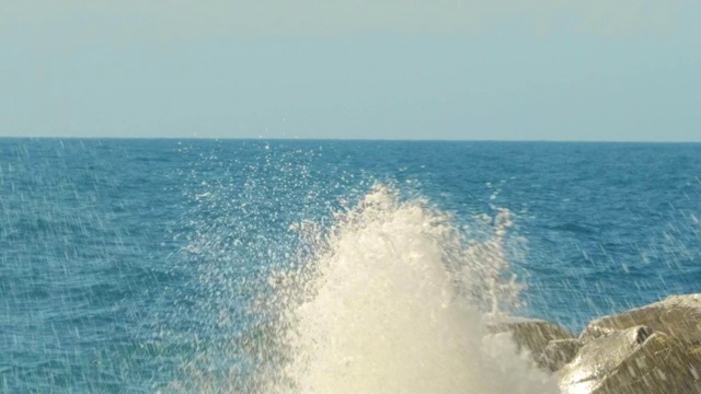 海浪击碎石头，美丽的水花飞溅，4k视频素材