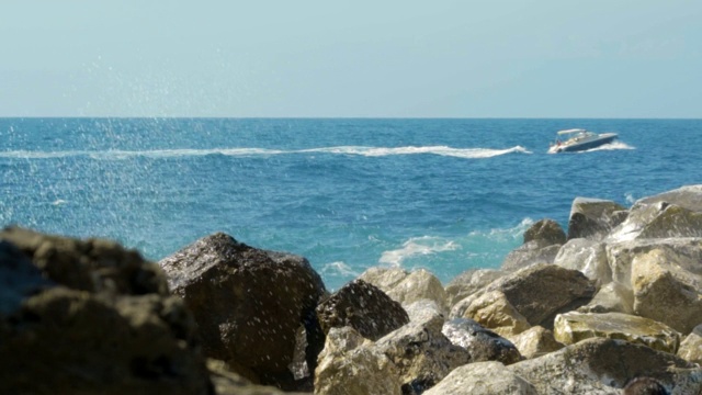 海浪拍打着岩石，慢镜头视频素材