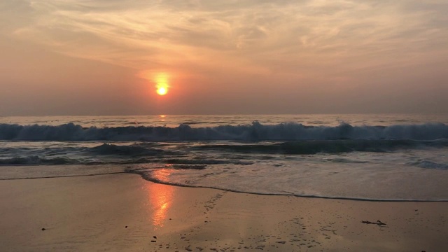 夕阳下的海滩波浪视频素材