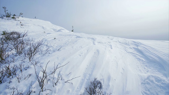 雪山斜坡的景色。清晰的冬日。俄罗斯视频下载