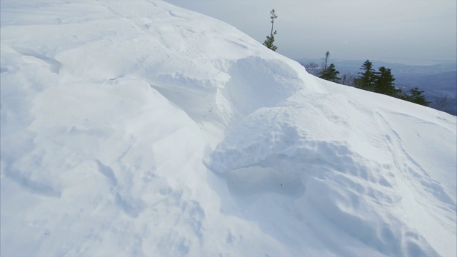 滑动的大雪堆在山坡上。俄罗斯的冬天视频下载