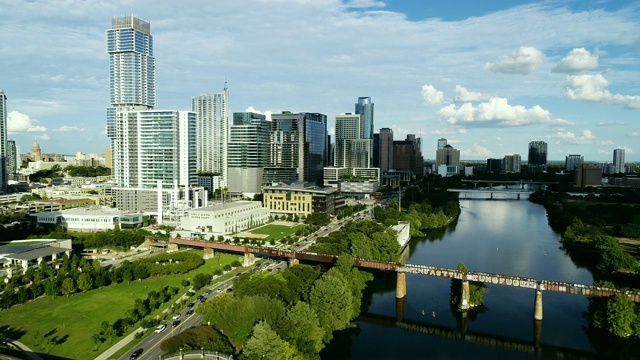 奥斯汀，德克萨斯侧pan Across Town Lady over Colorado River with Growing Modern 2018 Skyline Cityscape视频素材