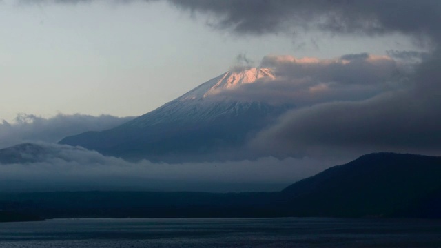 4K缩小时间推移富士山与日落和云在晚上的湖元津，山梨县，日本中部地区-股票视频视频素材