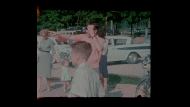 1963年，一家住在停车场，开着古董车视频素材