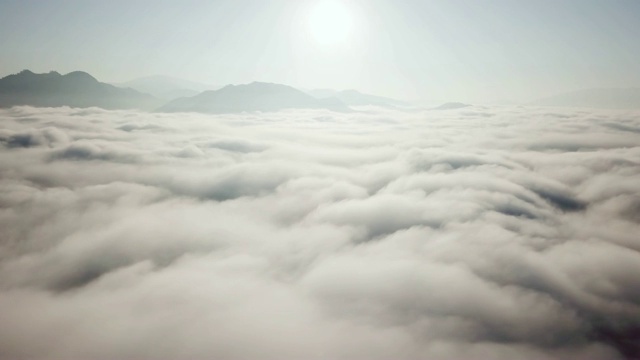 高空鸟瞰日出时的云和天空，灵感概念视频素材