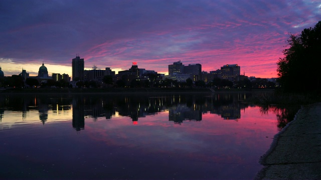 日出萨斯奎哈纳河宾夕法尼亚州哈里斯堡市中心城市天际线视频素材