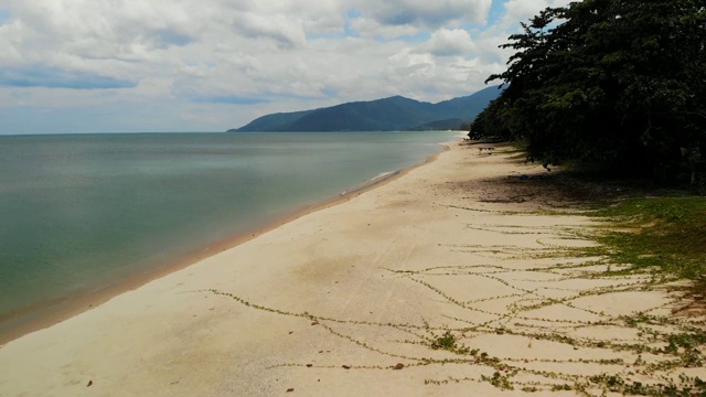 空中美丽的海景，热带白色沙滩，绿松石般的海水。顶部无人机查看异国情调的泰国景观，椰子树，海洋或海岸和山脉。度假、度假、旅游的概念视频素材