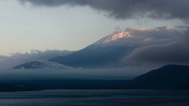 4K摄影相机拍摄生活的权利时间推移山富士与日落和云在晚上的湖元苏，山梨县，日本中部地区-股票视频视频素材