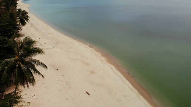 空中美丽的海景，热带白色沙滩，绿松石般的海水。顶部无人机查看异国情调的泰国景观，椰子树，海洋或海岸和山脉。度假、度假、旅游的概念视频素材