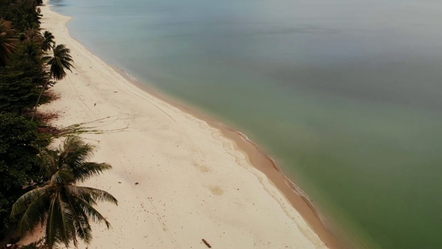 空中美丽的海景，热带白色沙滩，绿松石般的海水。顶部无人机查看异国情调的泰国景观，椰子树，海洋或海岸和山脉。度假、度假、旅游的概念视频素材