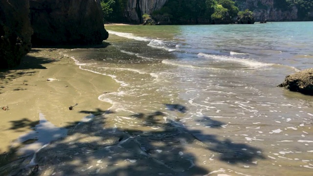 美丽的大海和沙滩景色，在泰国的Pak孟海滩庄省视频素材