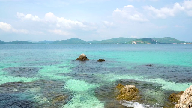 热带海滩碧绿的海水和岩石视频素材