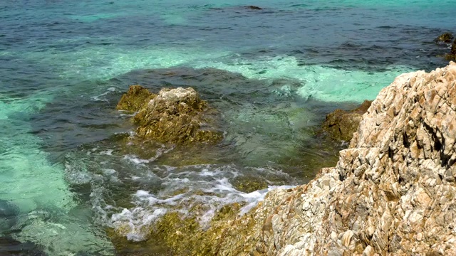 热带海滩碧绿的海水和岩石视频素材