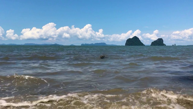 美丽的大海和沙滩景色，在泰国的Pak孟海滩庄省视频素材