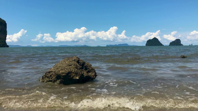 美丽的大海和沙滩景色，在泰国的Pak孟海滩庄省视频素材