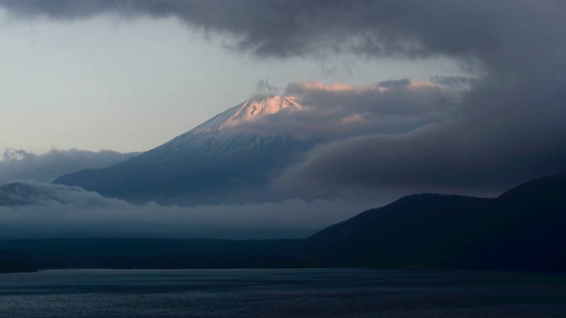 多莉右生活4K时间推移山富士山与日落和云在晚上在湖元苏，山梨县，日本中部地区-股票视频视频素材