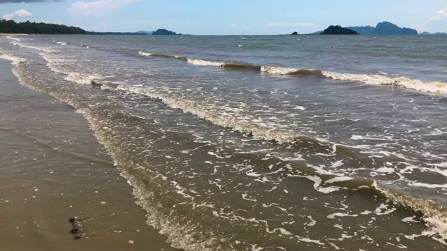 美丽的大海和沙滩景色，在泰国的Pak孟海滩庄省视频素材