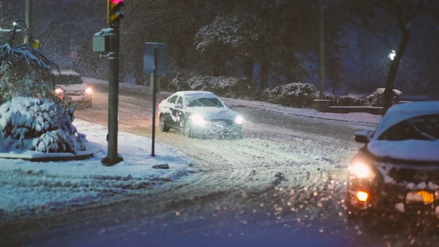 汽车在雪地里行驶。视频素材