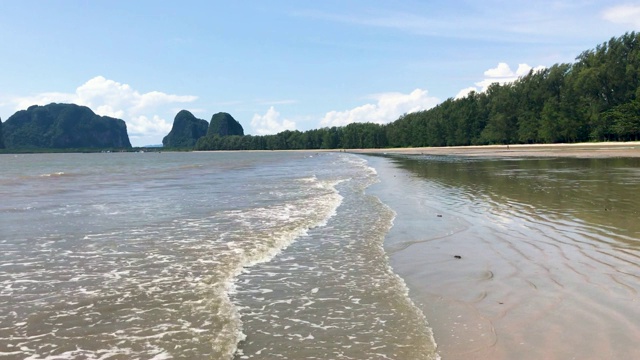 美丽的大海和沙滩景色，在泰国的Pak孟海滩庄省视频素材