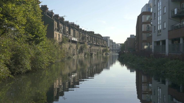 英国伦敦大联盟运河帕丁顿支线上新旧建筑的对比与声音。视频素材