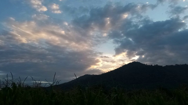 日落日出，天空与山视频素材