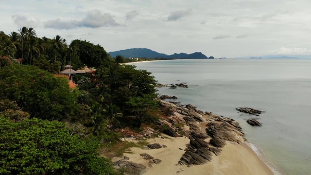 空中美丽的海景，热带白色沙滩，绿松石般的海水。顶部无人机查看异国情调的泰国景观，椰子树，海洋或海岸和山脉。度假、度假、旅游的概念视频素材