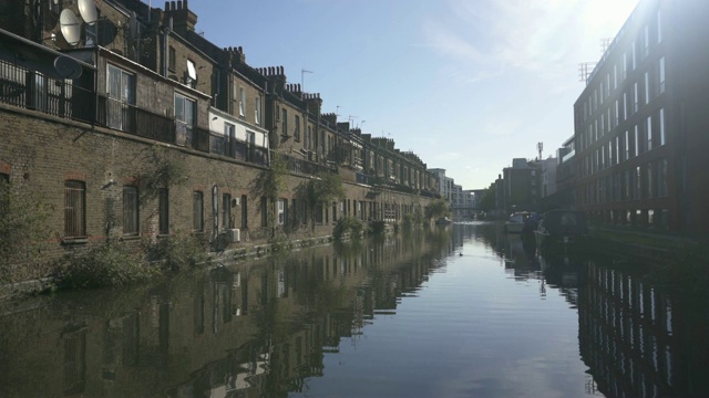 英国伦敦大联盟运河帕丁顿支线上新旧建筑的对比与声音。视频素材