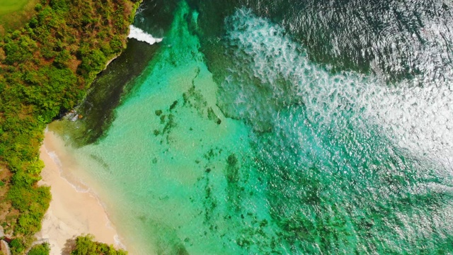 美丽的热带海滩和绿松石海水与波浪，鸟瞰图。视频素材