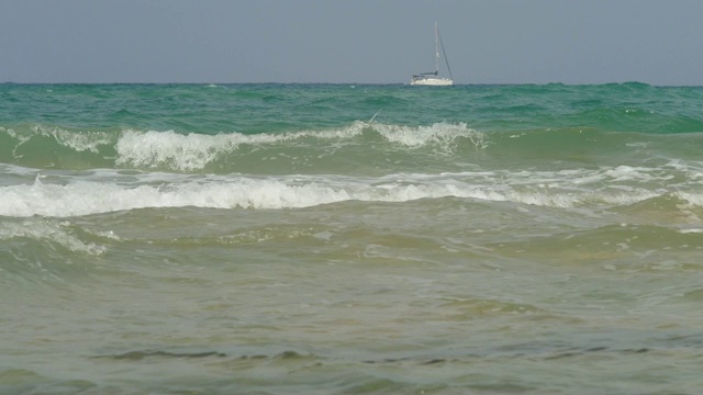 风暴，空旷的海滩，游艇的背景视频素材