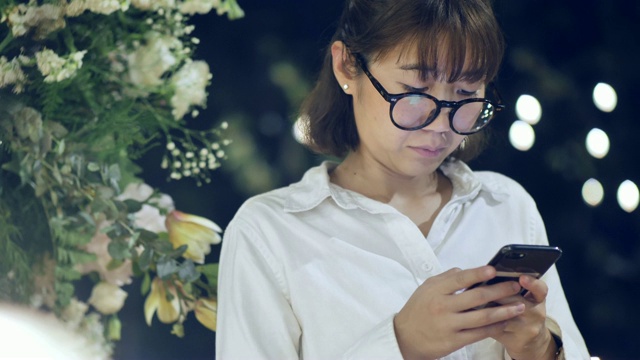 女商人在婚礼上使用手机视频素材