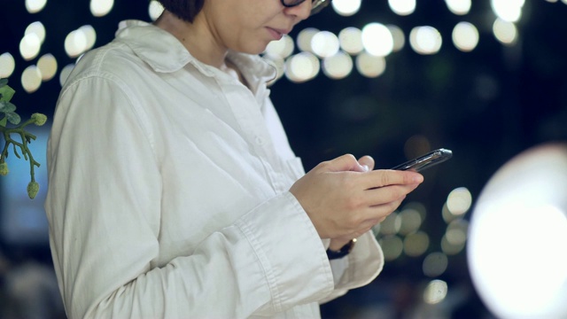 女商人在婚礼上使用手机视频素材