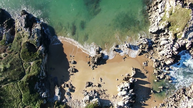 航拍岩石海滩溅起水花的画面视频素材